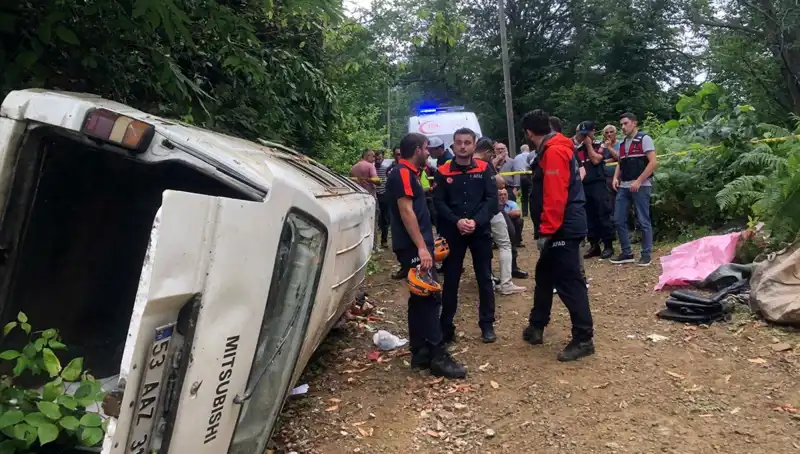 Rize’de Minibüs Kazası: Yamaçtan Yuvarlanan Araç İki Can Aldı