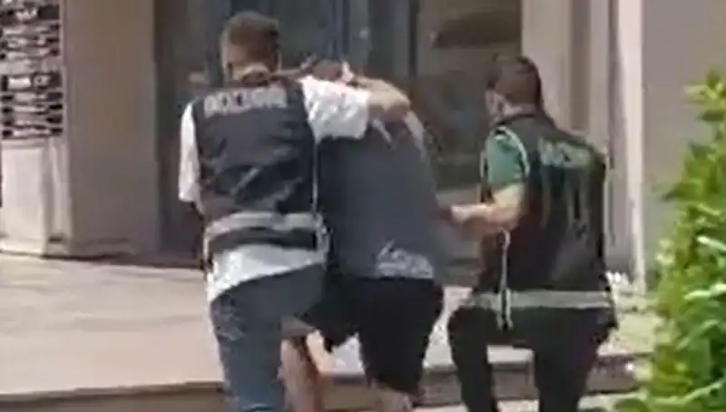 Turist, Sahte Dolarla Alışveriş Yaparken Yakalandı ve Sınır Dışı Edildi