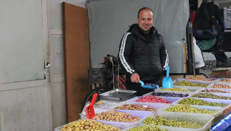 Renklerin Dansı: Pazarın En Çarpıcı Tezgahında 30 Farklı Çeşit!