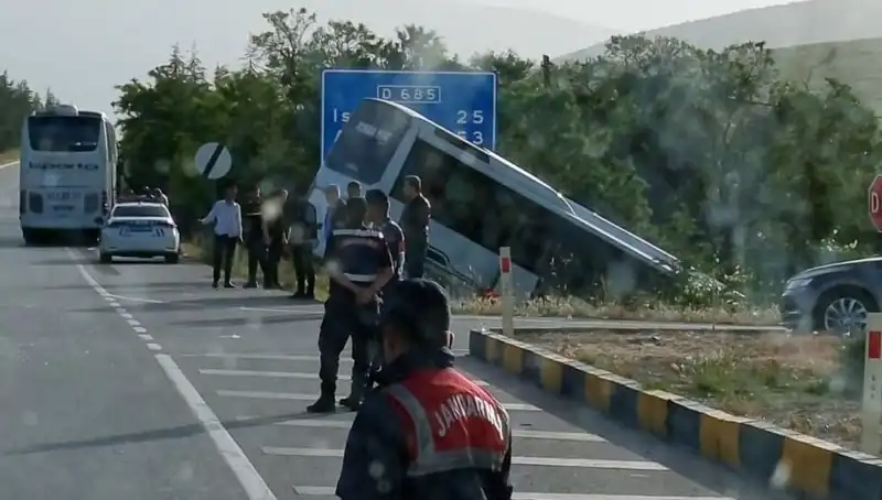 Isparta'da Korkunç Kazada Tur otobüsü ile Yolcu Otobüsü Çarpıştı