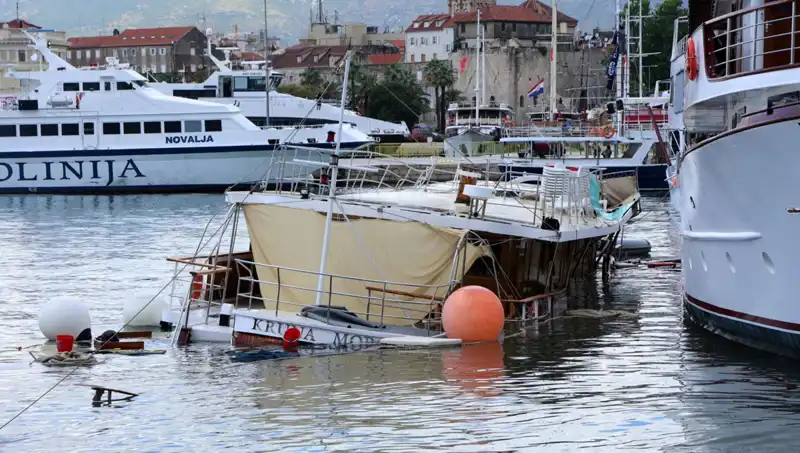 Hırvatistan’da Şiddetli Fırtına Sonrası Feribot Kaza Yaptı: Gemi Battı!