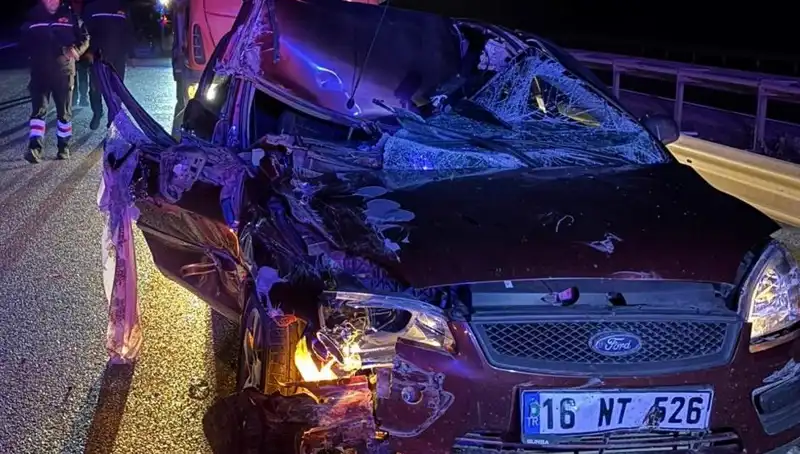 Afyonkarahisar’da Otomobil ve TIR Çarpıştı: 4 Yaralı, Kaza Anı Merak Uyandırdı