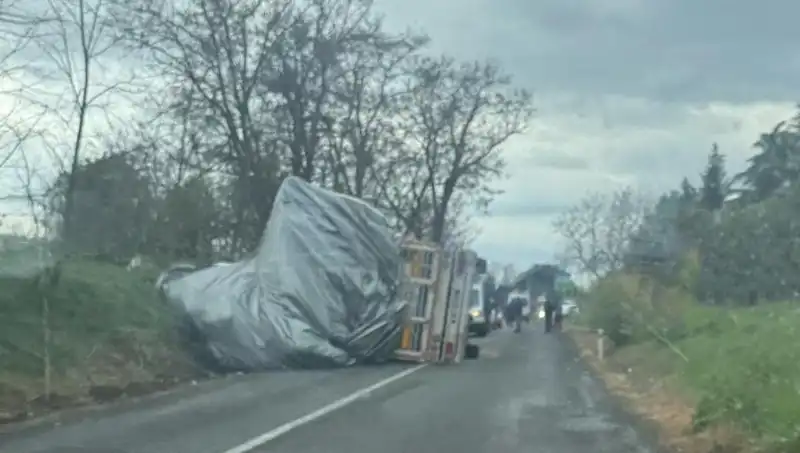 Tekirdağ'da Saman Yüklü TIR Devrildi, Olay Yerinde Panik Yaşandı