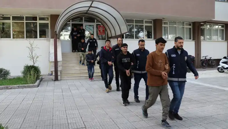Türkiye'de Düzensiz Göçmen Operasyonu: İki İlde 21 Yakalama
