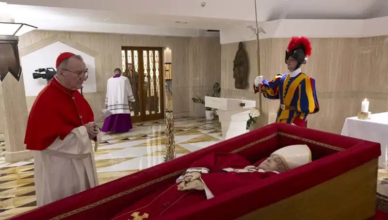Papa'nın Tabuttaki Fotoğrafları: Duygusal Bir Anın Paylaşımı