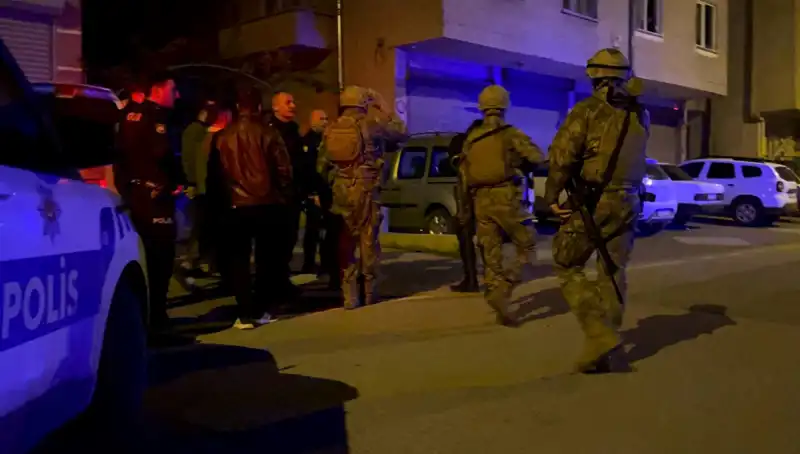 Tüfekle Balkondan Ateş Açan Şahıs, Polis Gelince Kendini Evin İçine Kilitledi