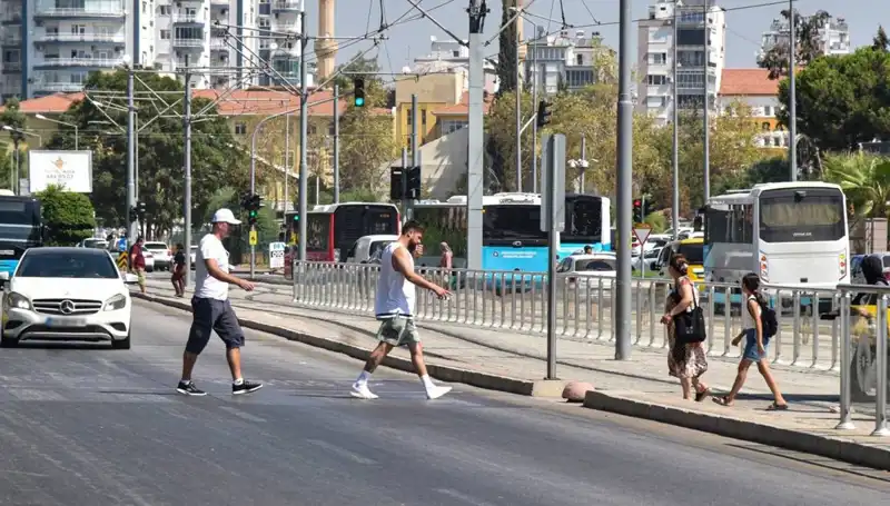 Trafikte Ölümcül Bilinçsizlik: İkinci Sıraya Yerleşti, Tehlike Çanları Çalıyor