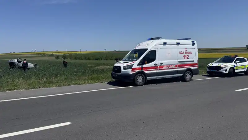 Edirne’de Devrilen Otomobilin Sürücüsü ve Eşi Hastaneye Kaldırıldı