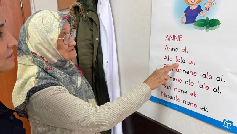 65 Yaşında Okuma Yazma Öğrenmeye Karar Veren Ayşe Teyze’nin İlham Verici Hikayesi