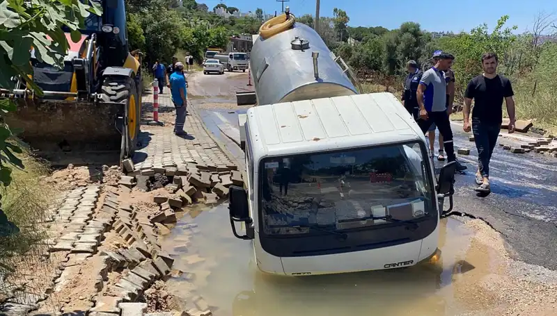 Bodrum'da Su Hattı Patladı, Tanker Çukura Düştü! Olayın Ayrıntıları