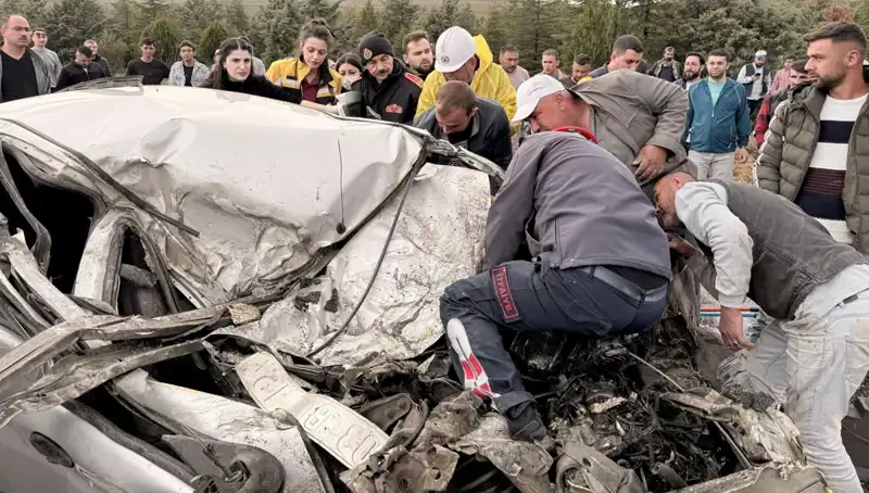 TIR ile Çarpışan Araç Kağıt Gibi Ezildi: Kaza Anı Korkuttu