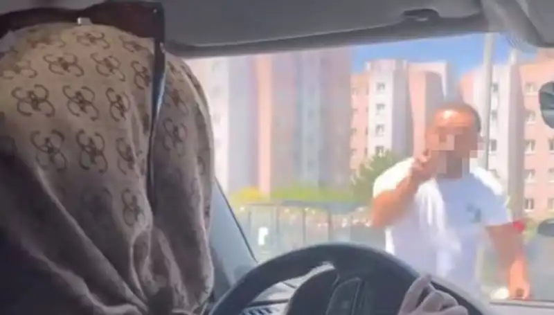Trafikte Dehşeti Yaşatan Olay: Aracın Camını Yumruklayarak Kaza Yaptı!