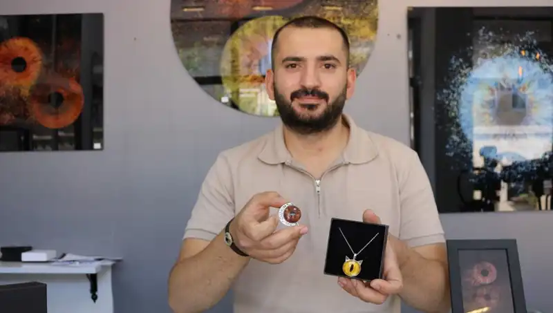 İris Fotoğraflarından Takı ve Tablo Yapan Sanatçı: "Öncü Olmanın Gururunu Yaşıyorum"