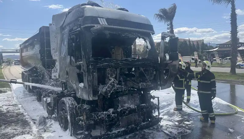 Kum Yüklü TIR'da Çıkan Yangın Sokakları Korkuyla Doldurdu