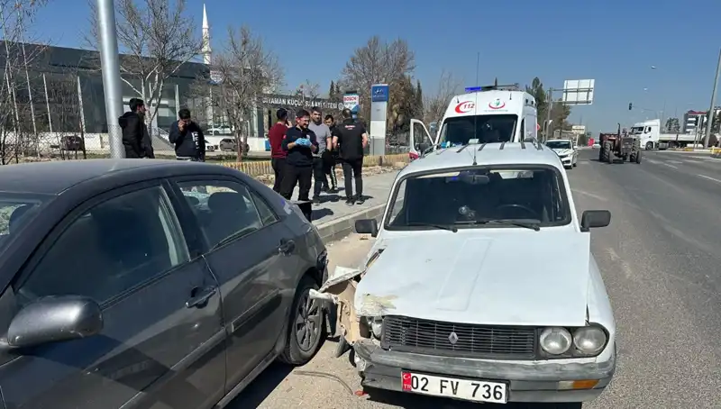 Park Halindeki Araca Çarpan Otomobil Kazası: 1 Yaralı