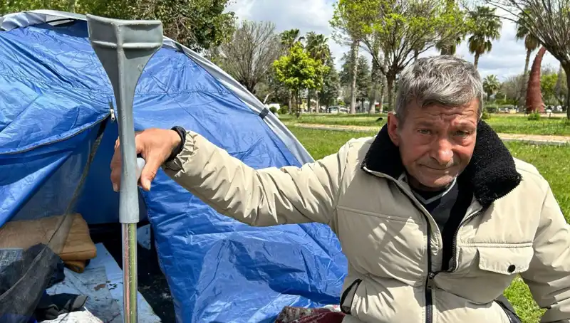 Zorlu Hayat Mücadelesi: Kaza Sonrası Çadırda Yaşayan Adam