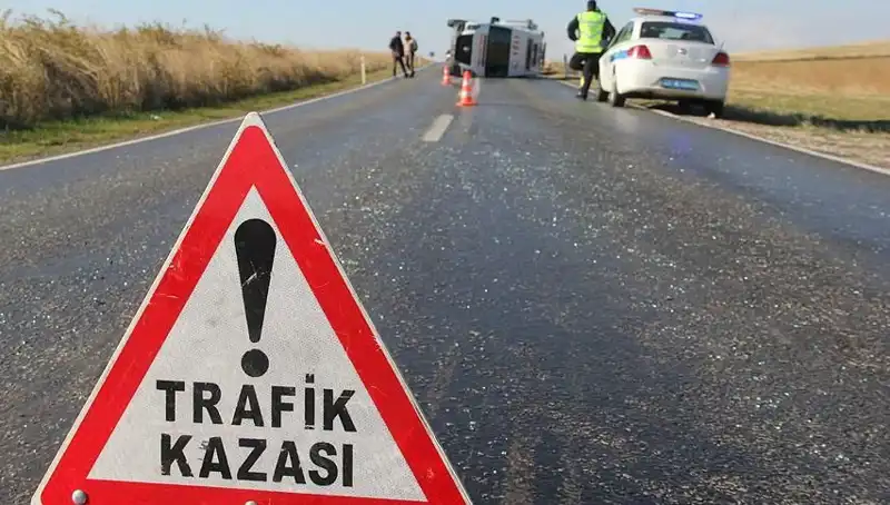 Otomobil Servis Minibüsüne Çarptı: 6'Çocuk, 8 Yaralı!