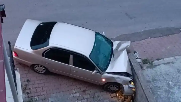 Kontrolü Kaybeden Araç Duvara Çarptı: Kaza Anı ve Ayrıntılar