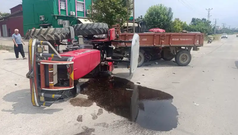 Otomobille Çarpışan Traktör Devrildi: 2 Kişi Yaralandı!