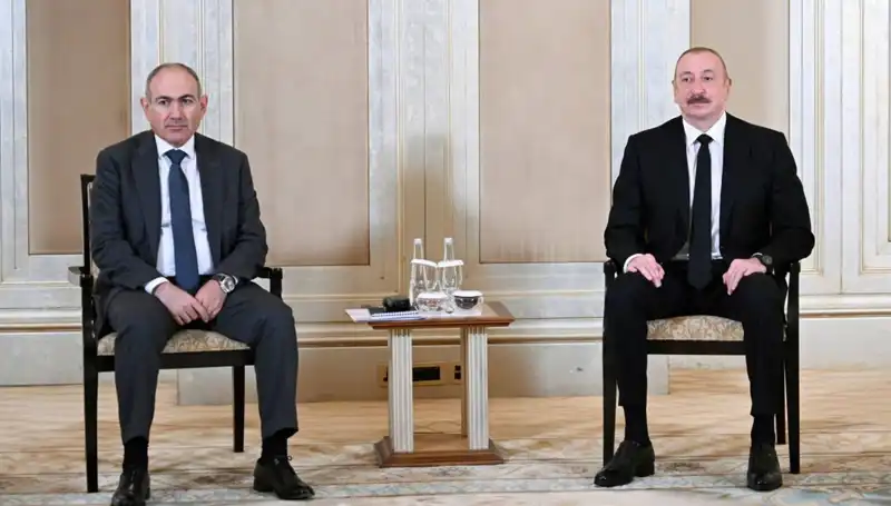 Aliyev ve Paşinyan, Abu Dabi'de Barış İçin Tarihi Bir Araya Geldi