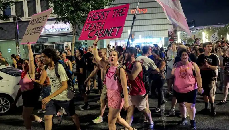 Tel Aviv'de On Binler Netanyahu'ya Karşı Sokaklarda: Protestoların Sebebi Ne?