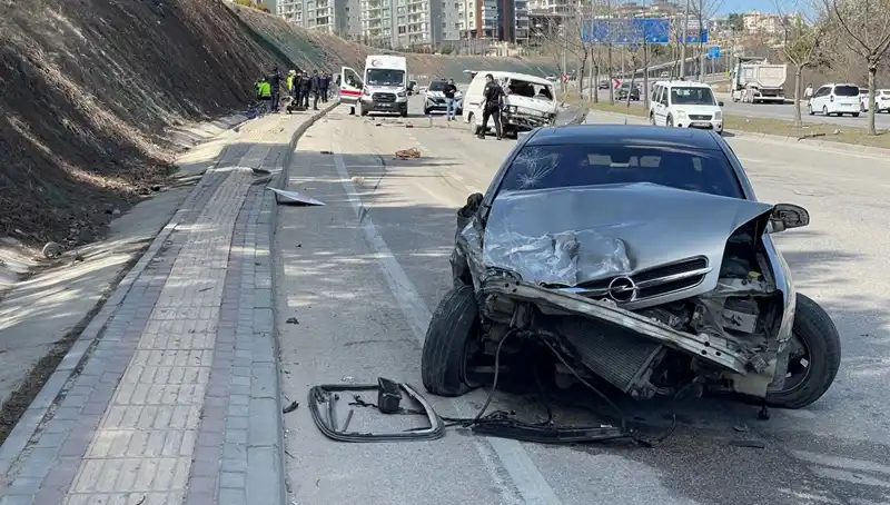 Otomobil Minibüse Çarptı: Kaza Sonucu 1 Ölü, 3 Yaralı