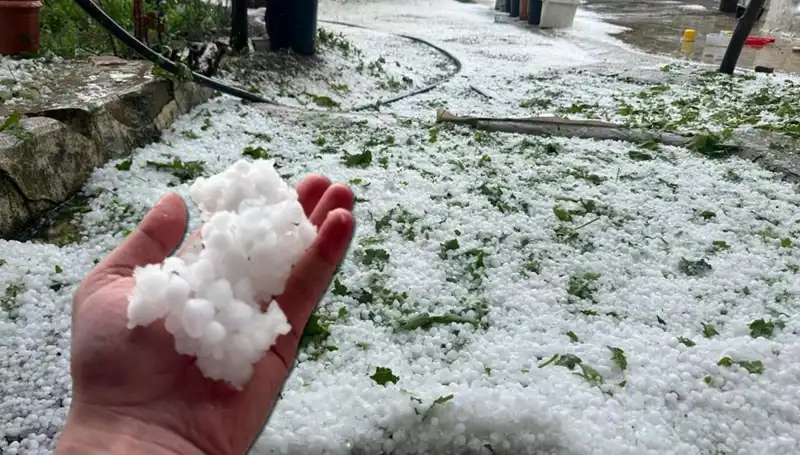 Haziran ayında aniden gelişen dolu yağışı: Şehirler beyaza büründü!