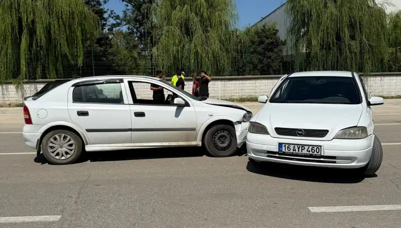 İki Otomobil Çarpıştı: Kaza Sonrası Yaralılara Hızla Müdahale