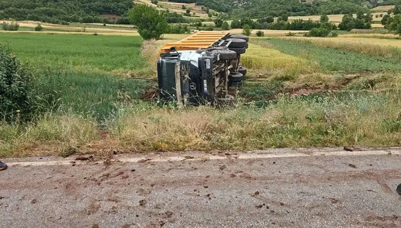 Tokat'ta Devrilen Kamyon Feci Kaza: Şoför Hayatını Kaybetti