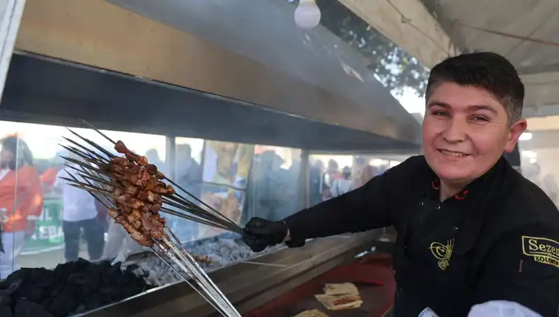 Kozan Karnavalları’nda Ciğer Lezzeti: Yarım Ton Tüketildi!