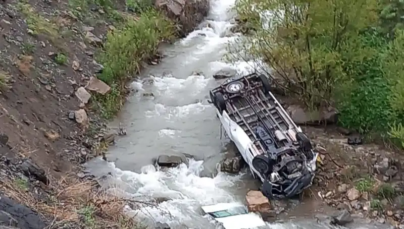 Hakkari'de Minibüs Kazası: İki Can Kaybı ve Üç Yaralı