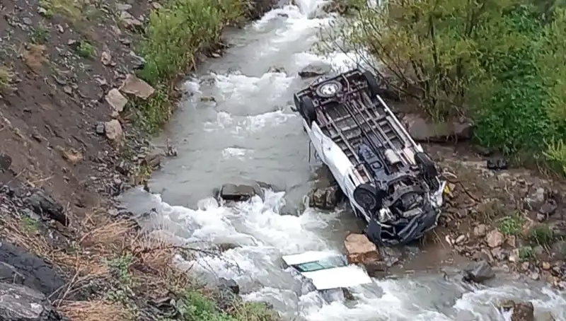 Hakkari'de Minibüs Devrildi: Derede Can Pazarı ve Acı Kayıplar